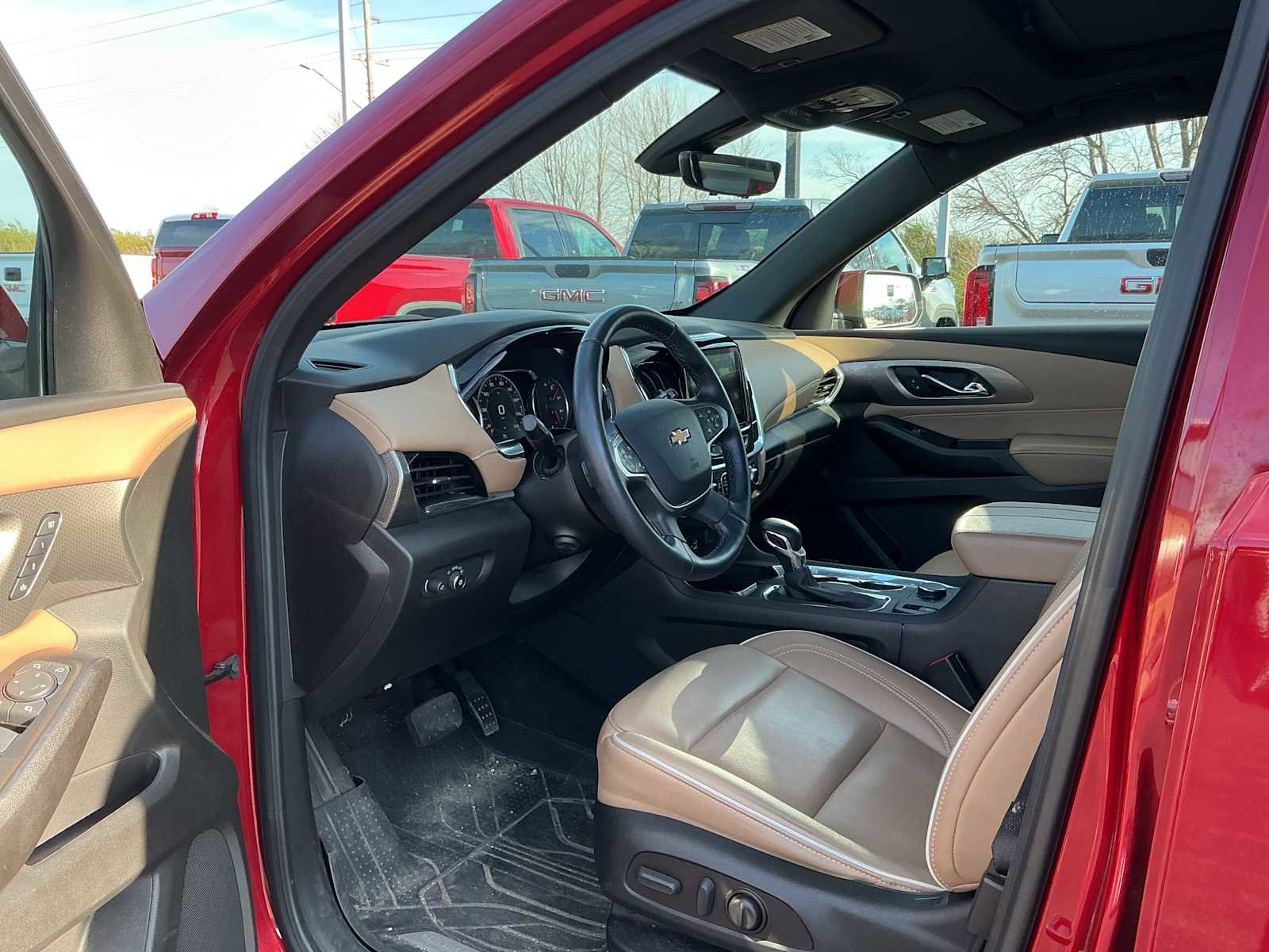 Used 2023 Chevrolet Traverse Premier FWD image 18