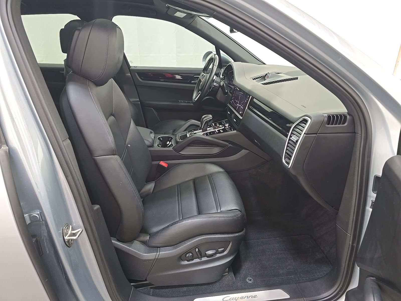 Used 2023 Porsche Cayenne AWD/4WD image 11