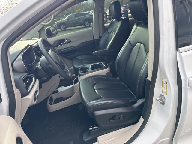 Used 2023 Chrysler Pacifica Touring-L image 16