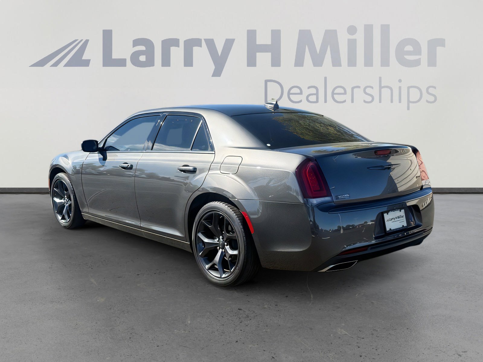 Used 2023 Chrysler 300 Touring w/ Sport Appearance Package image 3