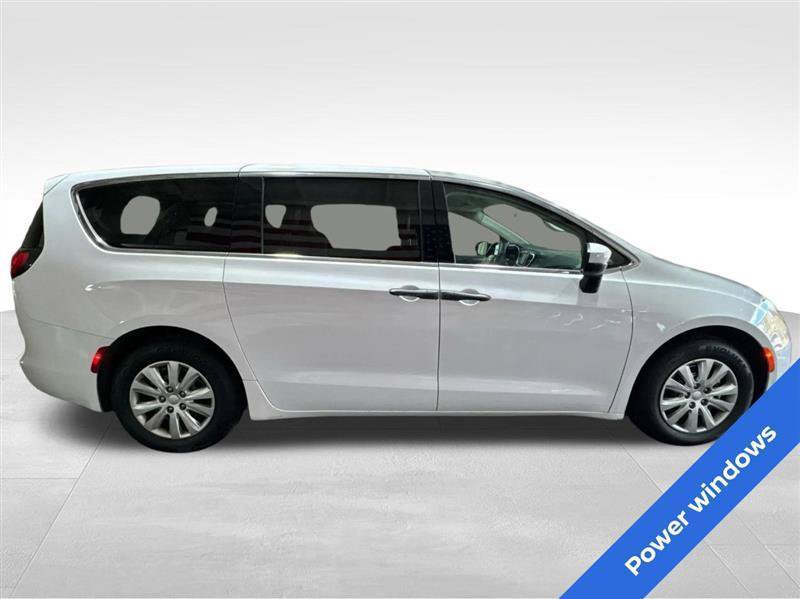 Used 2021 Chrysler Voyager L FWD image 4