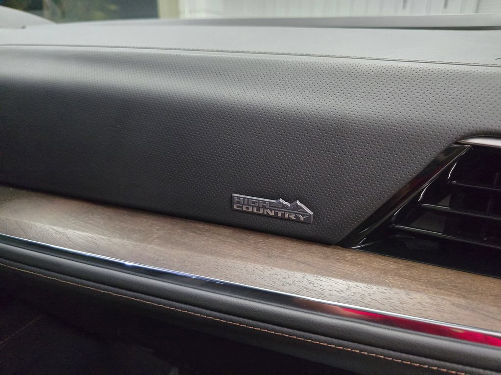 Used 2025 Chevrolet Suburban High Country RWD image 37