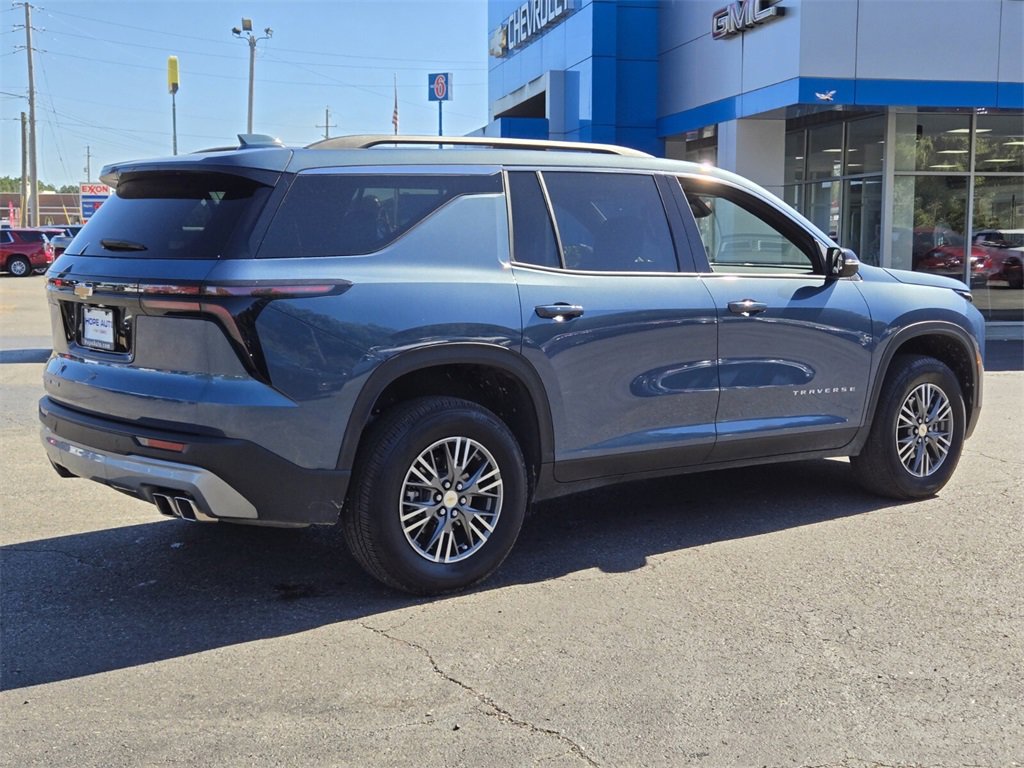 Used 2025 Chevrolet Traverse LT image 3