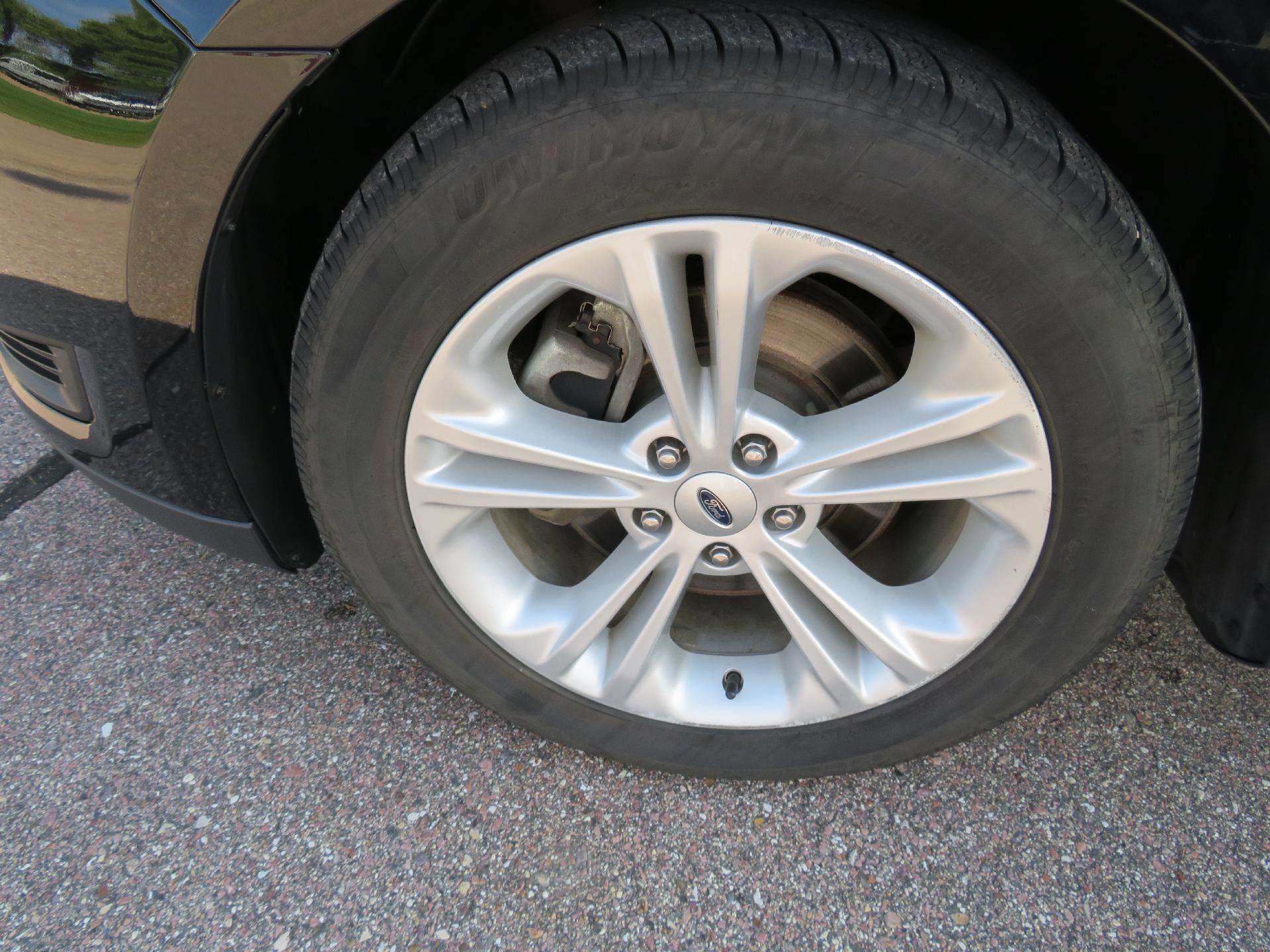 Used 2017 Ford Taurus SE image 2