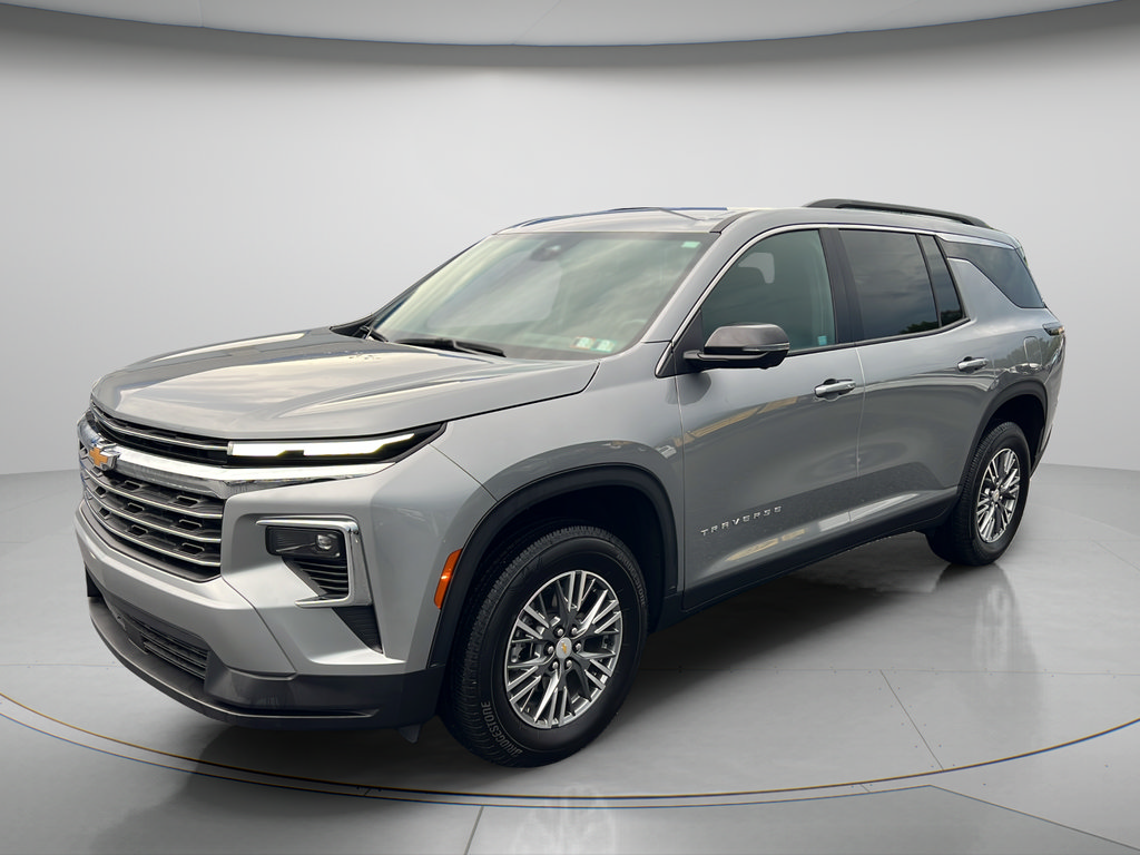 Used 2025 Chevrolet Traverse LT w/ Driver Confidence Package AWD/4WD image 3