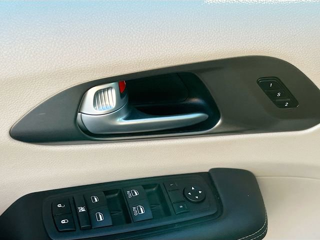 Used 2024 Chrysler Pacifica Touring-L image 16
