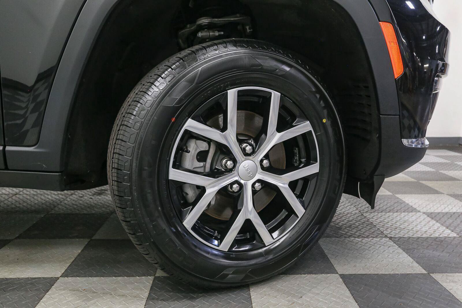 Used 2024 Jeep Grand Cherokee L Limited AWD/4WD image 18