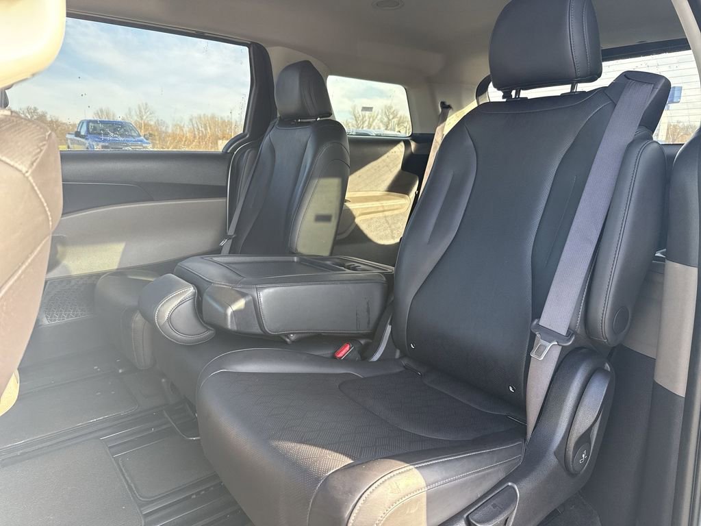 Used 2025 Kia Carnival image 23
