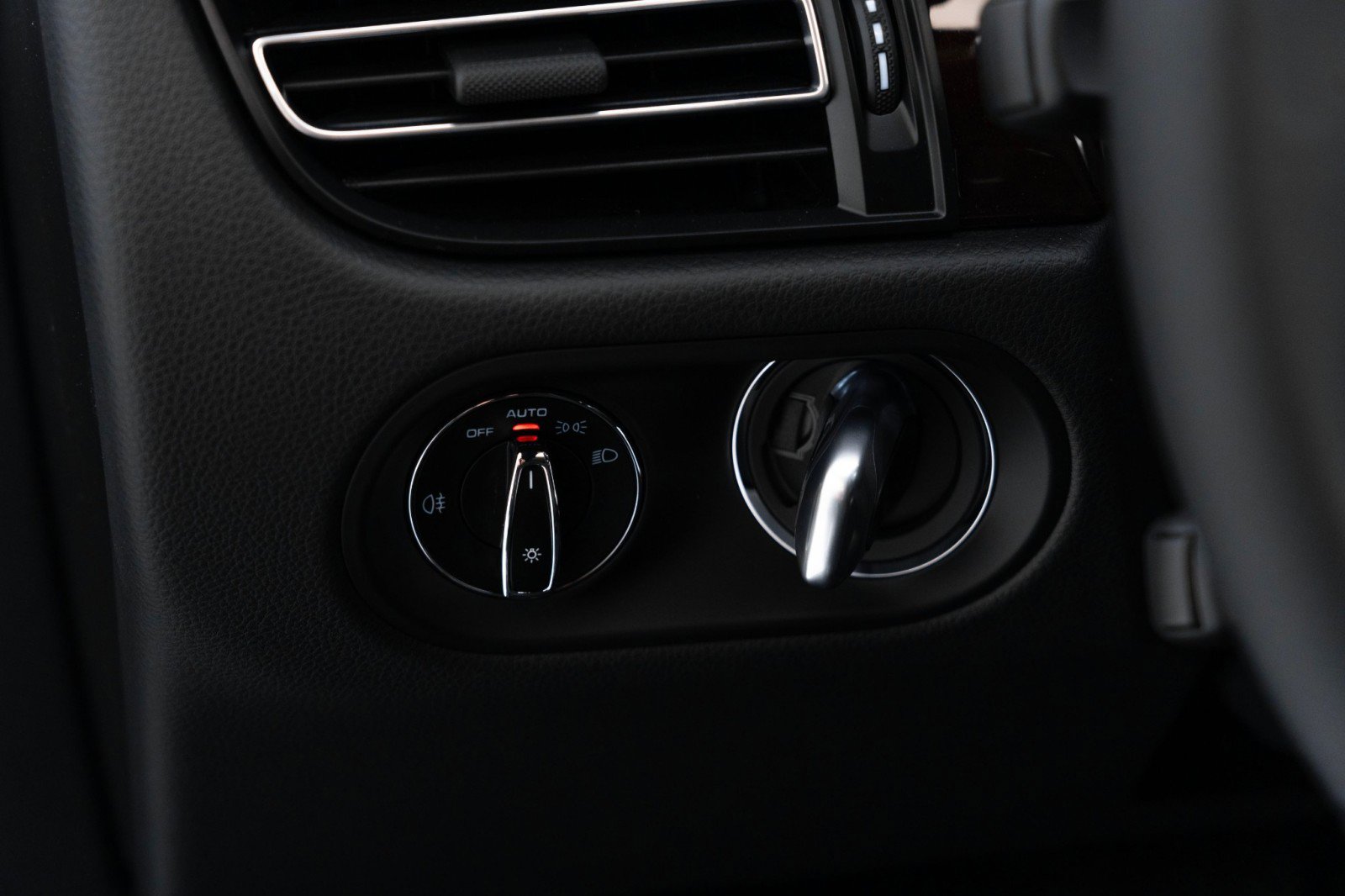 Certified 2025 Porsche Macan image 27