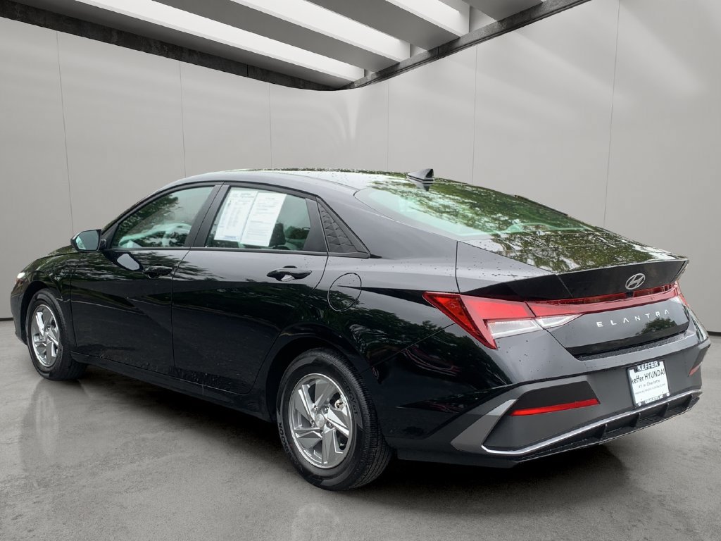 Certified 2026 Hyundai Elantra SE w/ Cargo Package FWD image 3