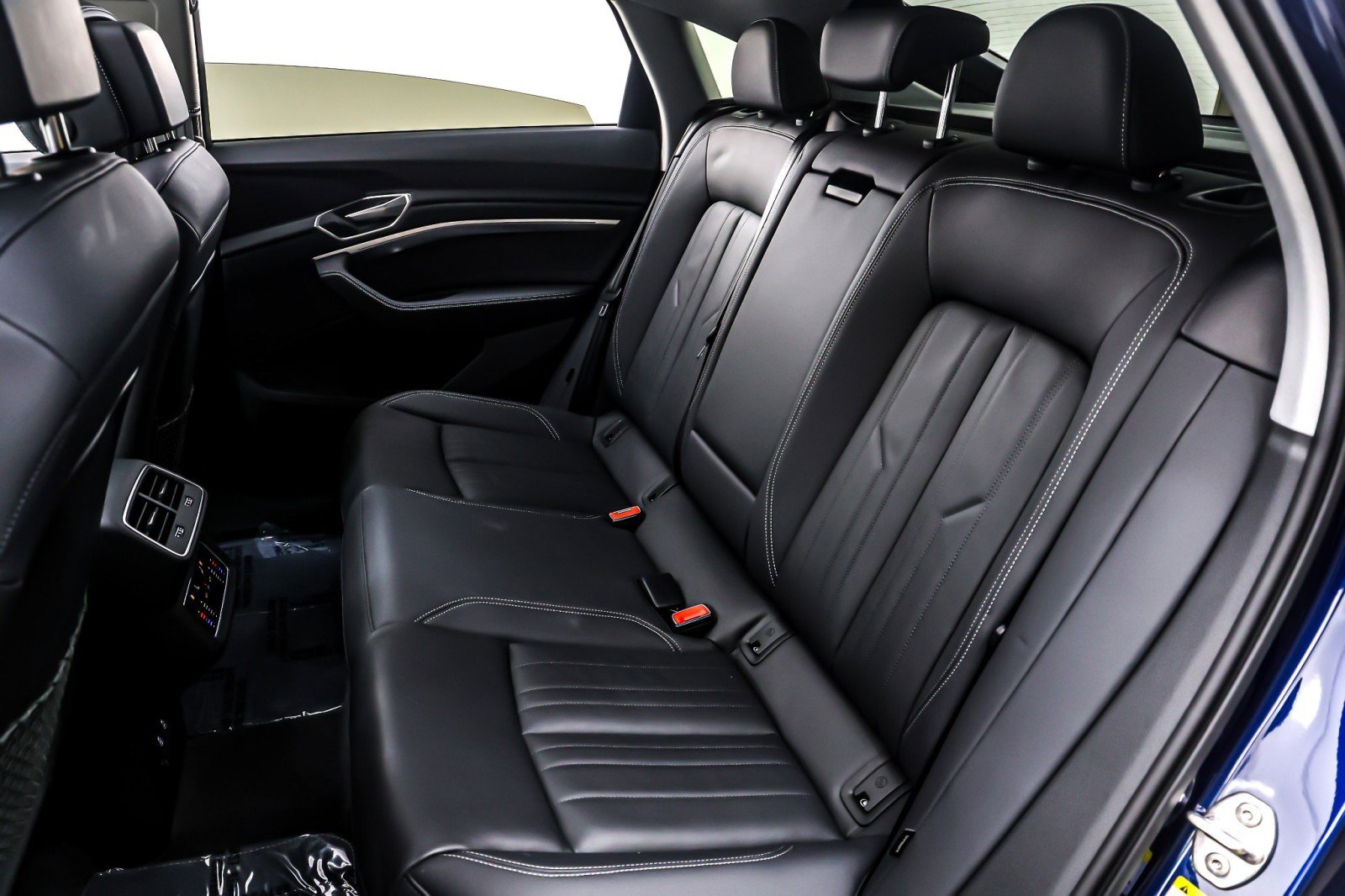 Used 2022 Audi e-tron Premium w/ Convenience Plus Package image 9