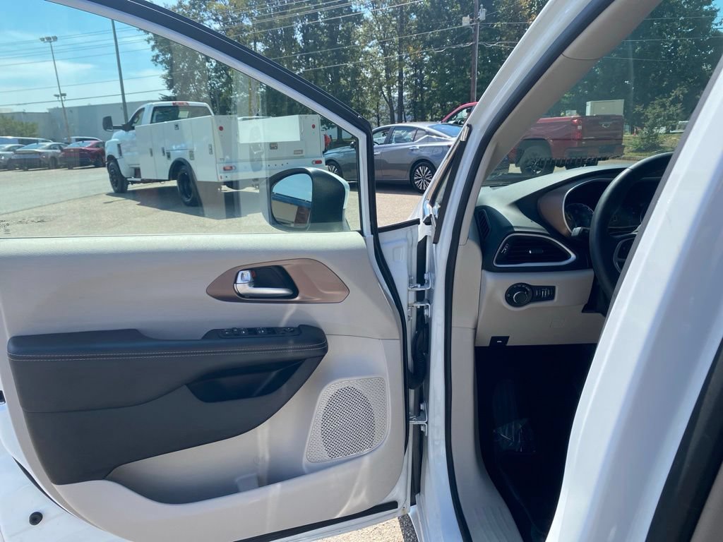 Used 2023 Chrysler Voyager LX FWD image 16
