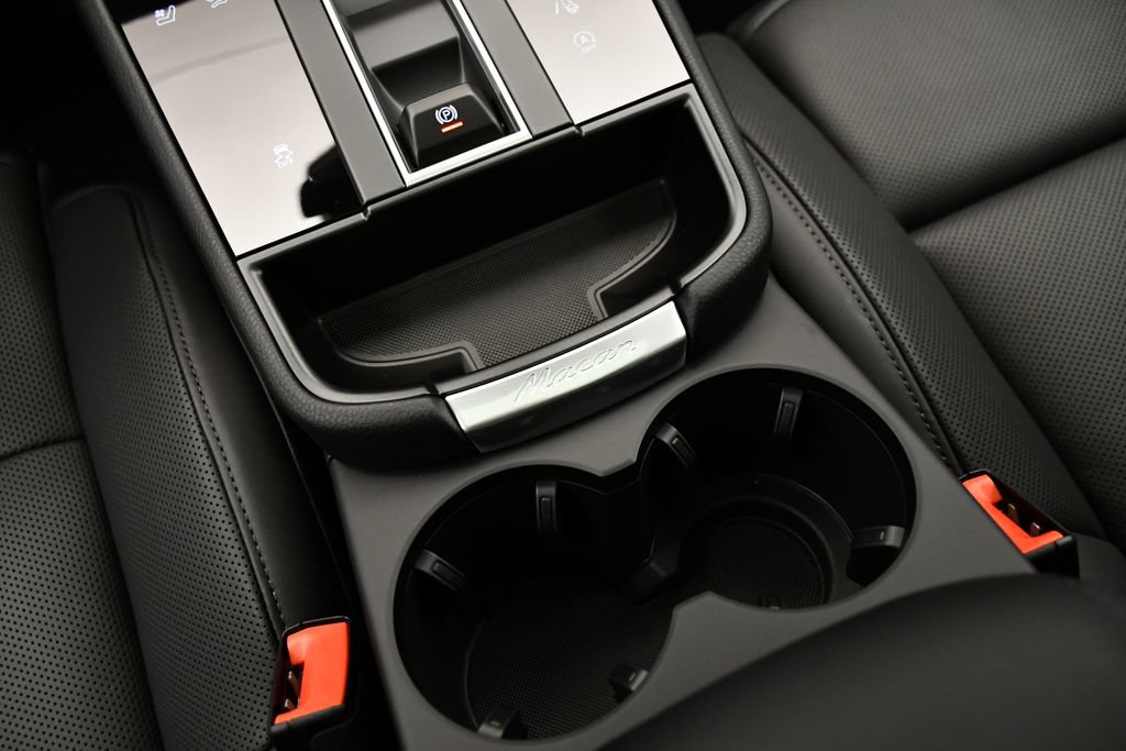 Certified 2026 Porsche Macan AWD/4WD image 34