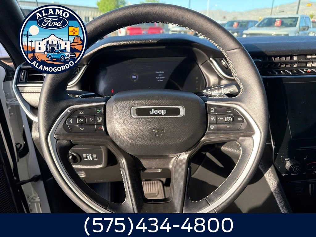 Used 2023 Jeep Grand Cherokee L Laredo image 14