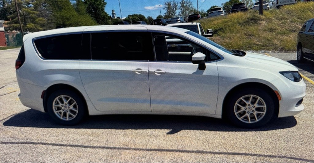 Used 2022 Chrysler Voyager LX FWD image 2
