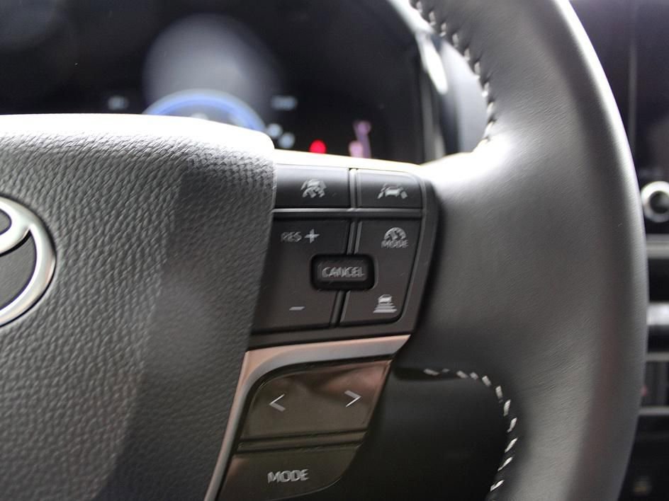 Used 2025 Toyota Camry SE image 9