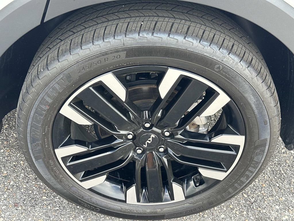 Used 2025 Kia Telluride SX w/ SX Captain's Chair Package image 12