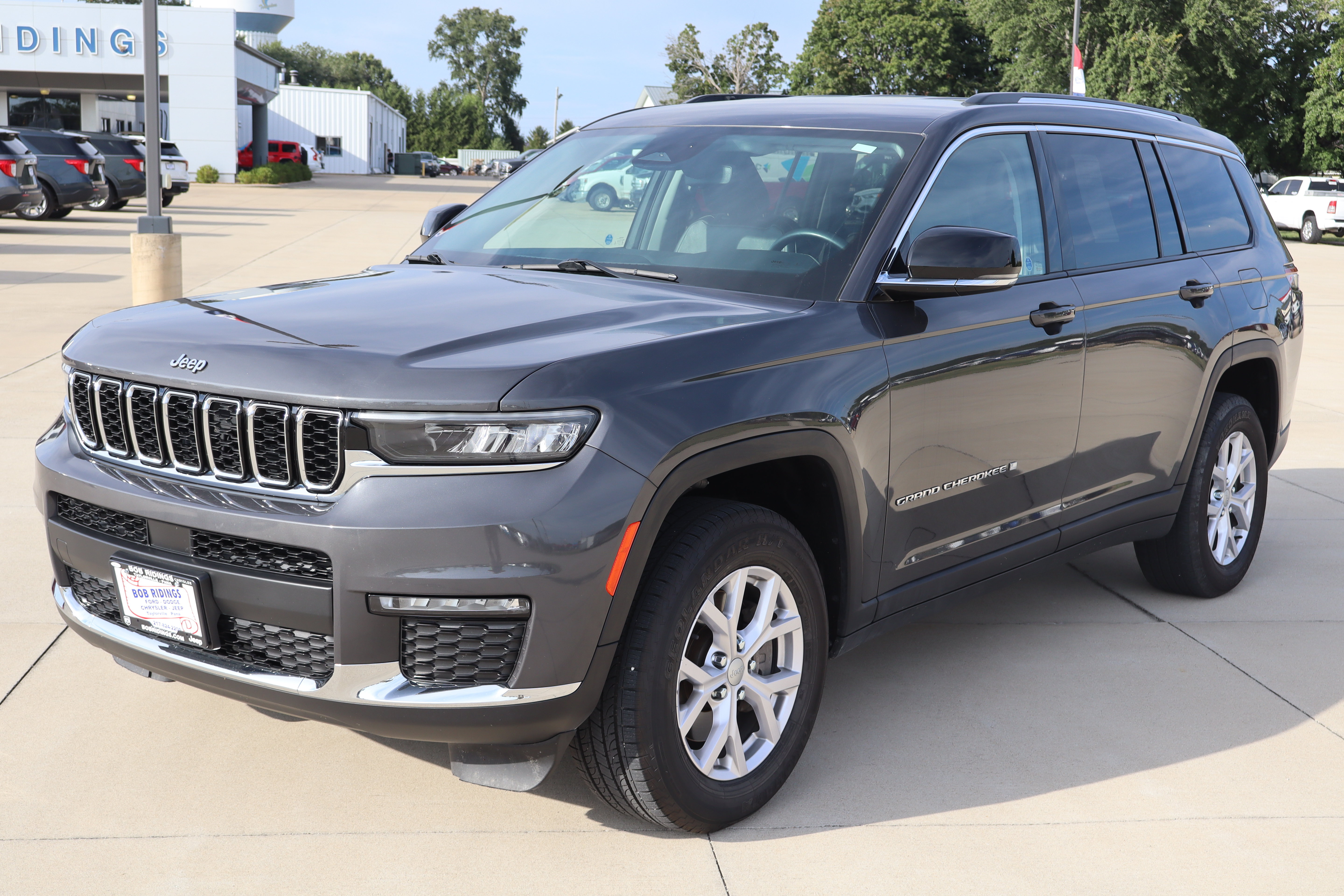 Used 2021 Jeep Grand Cherokee L Limited AWD/4WD image 2
