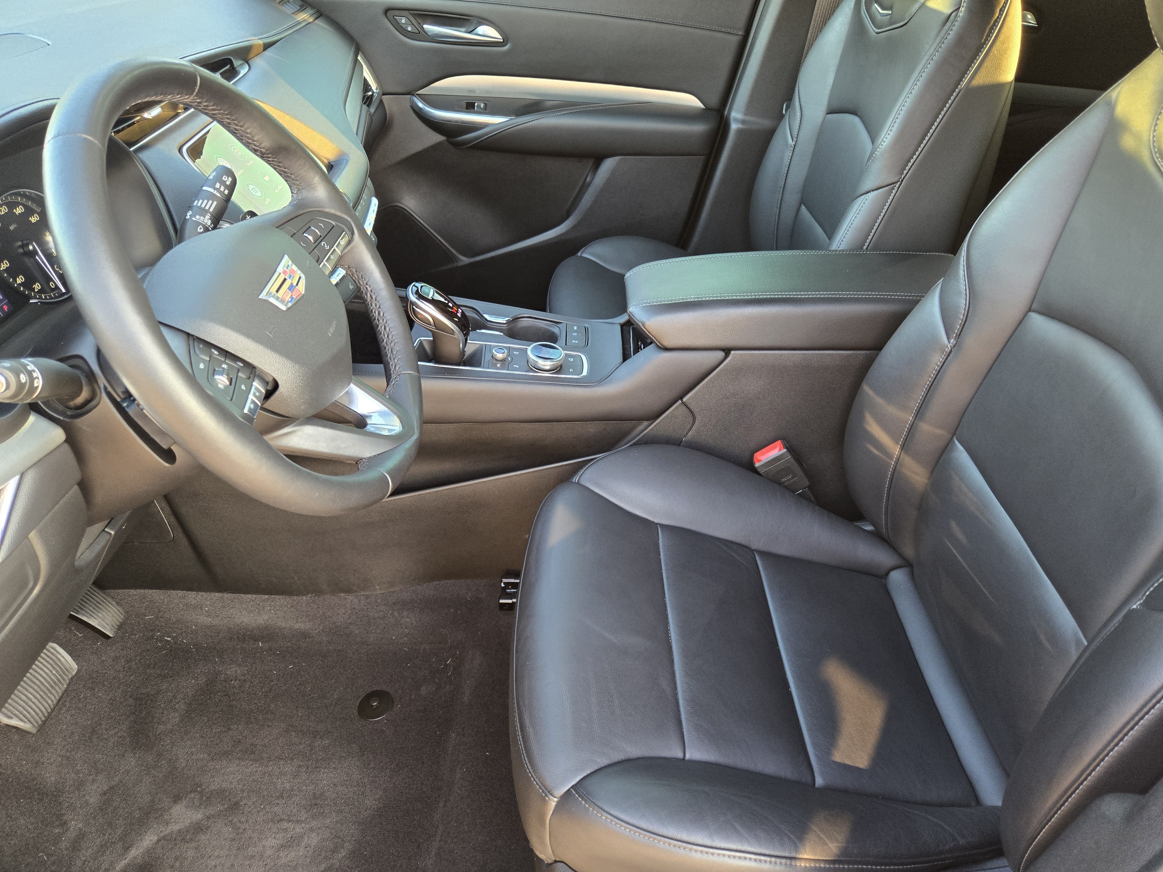 Used 2022 Cadillac XT4 Premium Luxury w/ Enhanced Visibility Package FWD image 9