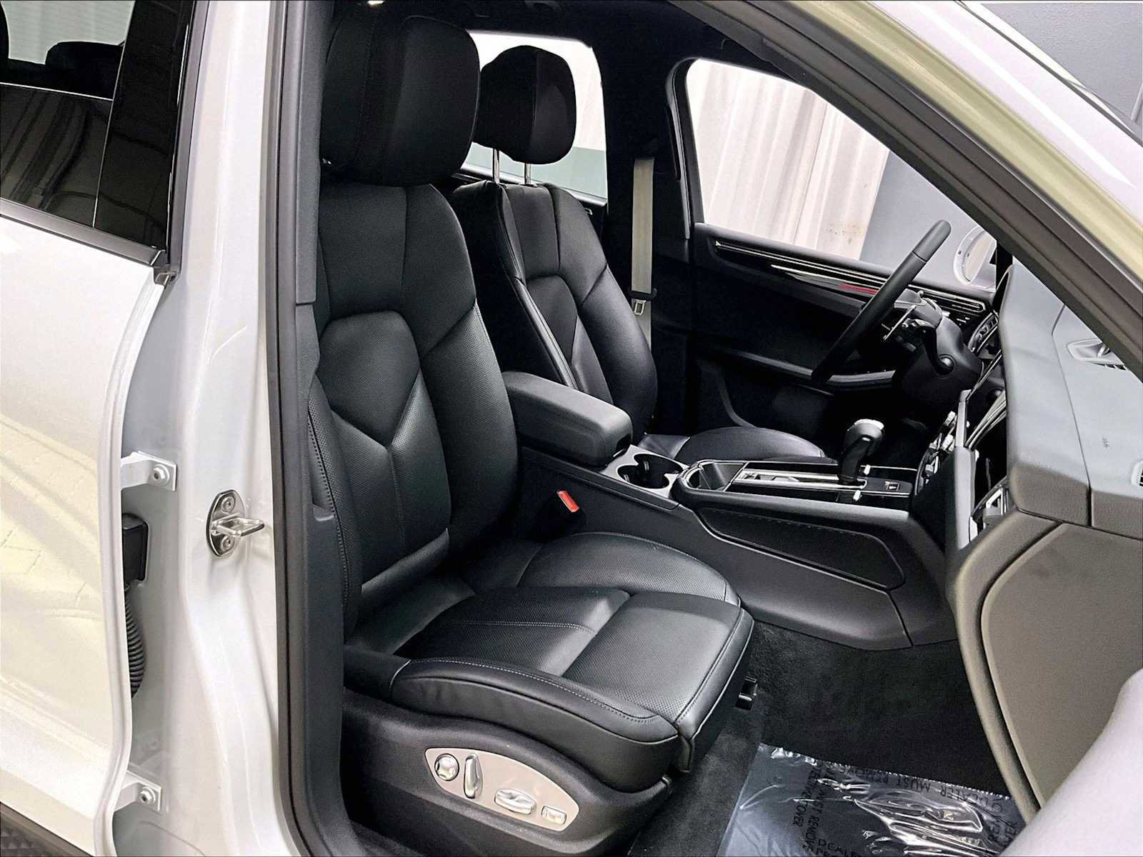 Used 2025 Porsche Macan image 29