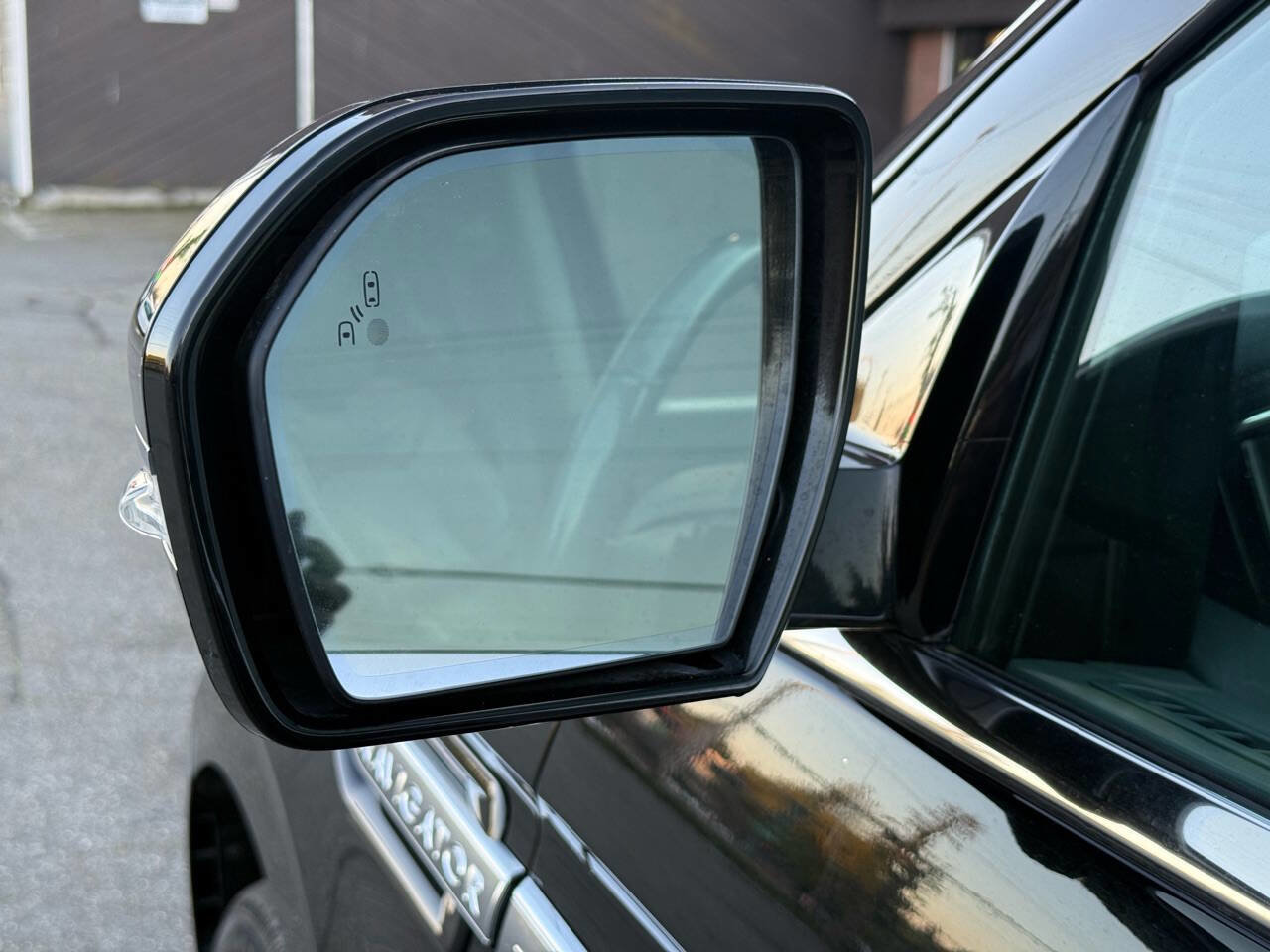 Used 2018 Lincoln Navigator Reserve AWD/4WD image 46