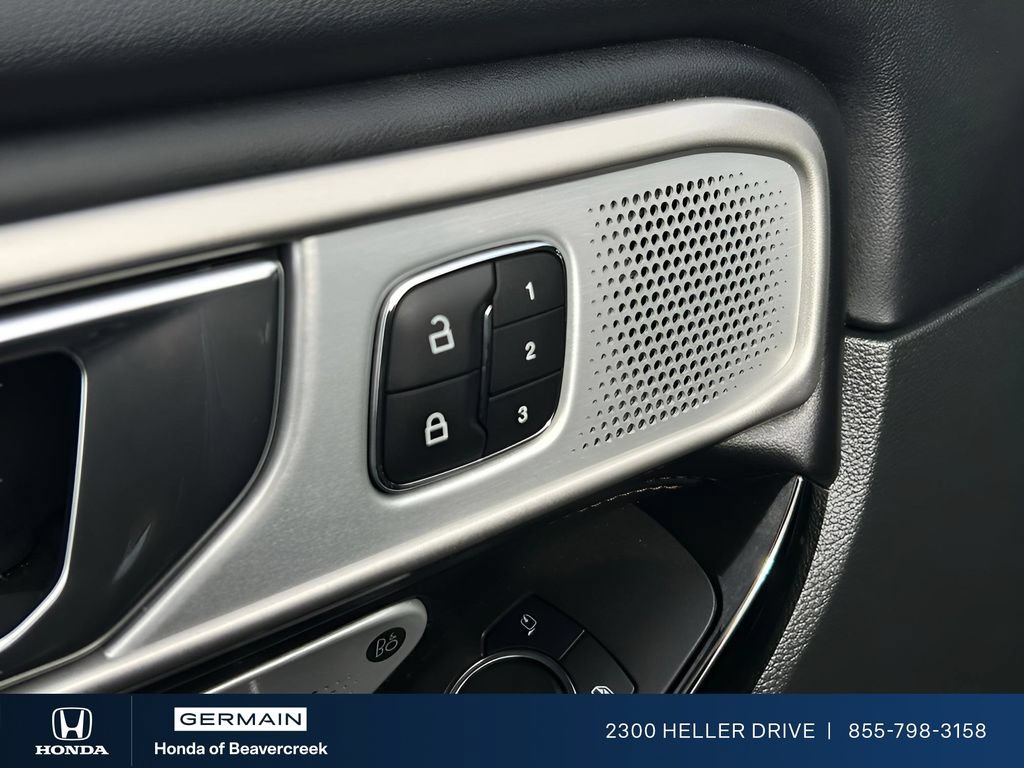 Used 2024 Ford Explorer Platinum w/ Technology Package AWD/4WD image 12