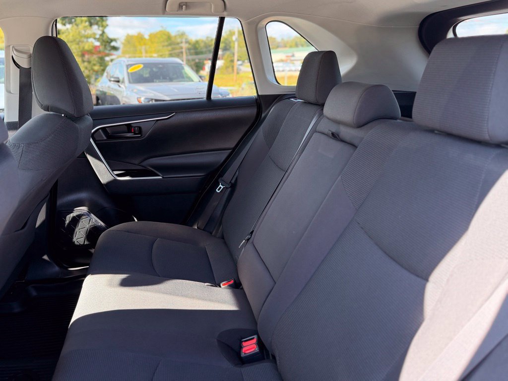 Used 2021 Toyota RAV4 LE AWD/4WD image 4