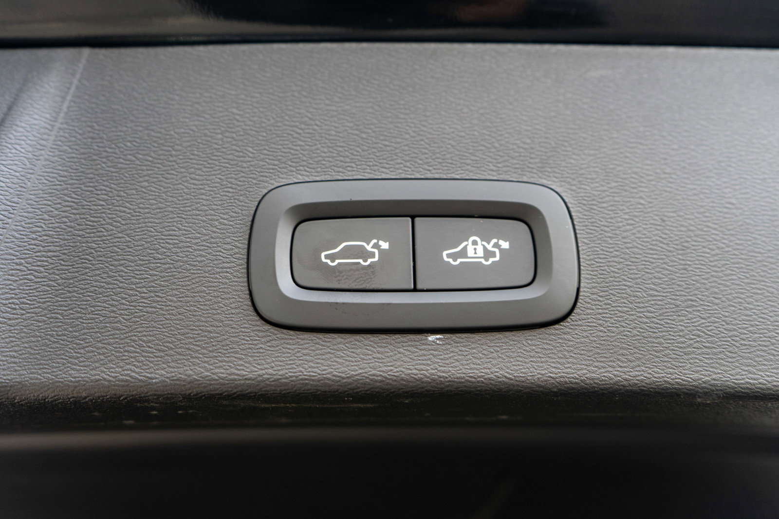 Used 2025 Volvo XC40 B5 Plus AWD/4WD image 10