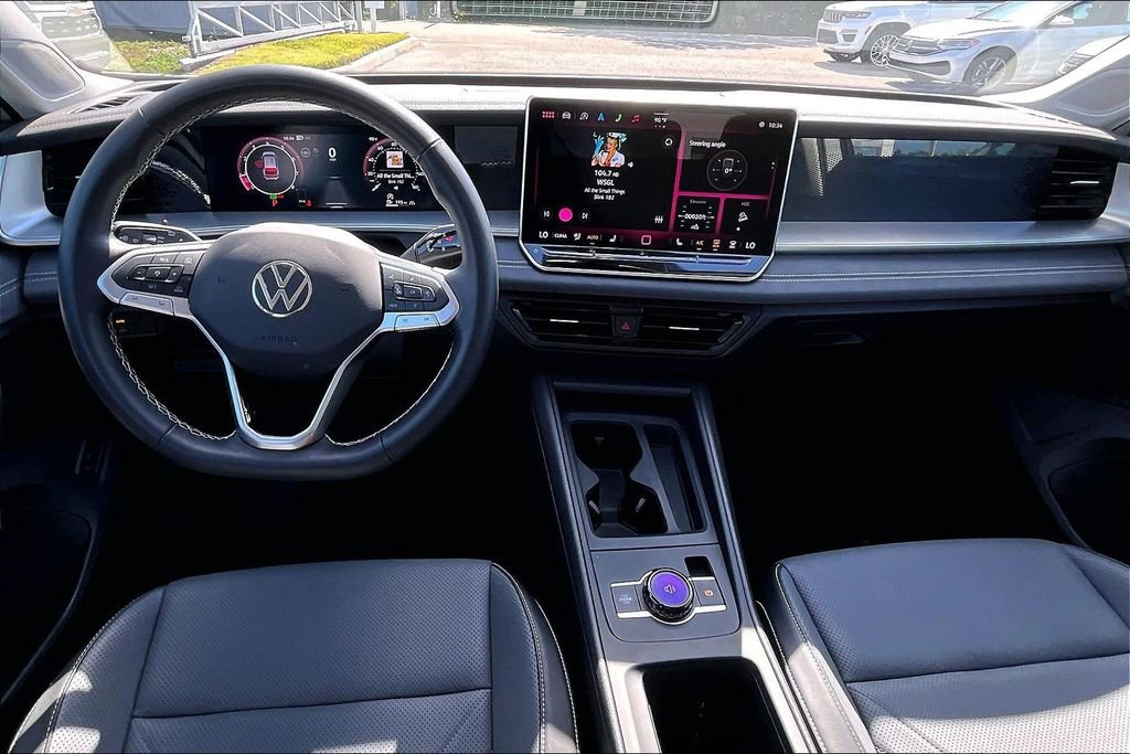 Certified 2025 Volkswagen Tiguan SE image 3