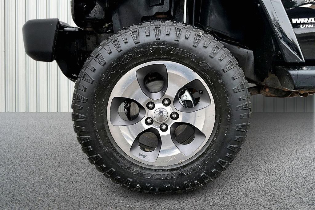 Used 2017 Jeep Wrangler Unlimited Sahara AWD/4WD image 31