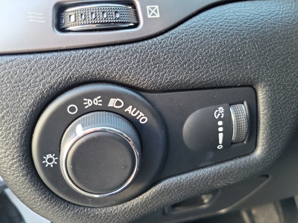 Used 2020 Jeep Cherokee Latitude FWD image 19