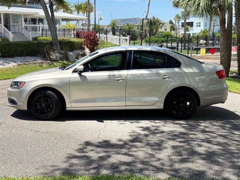 Used 2013 Volkswagen Jetta SE FWD image 2