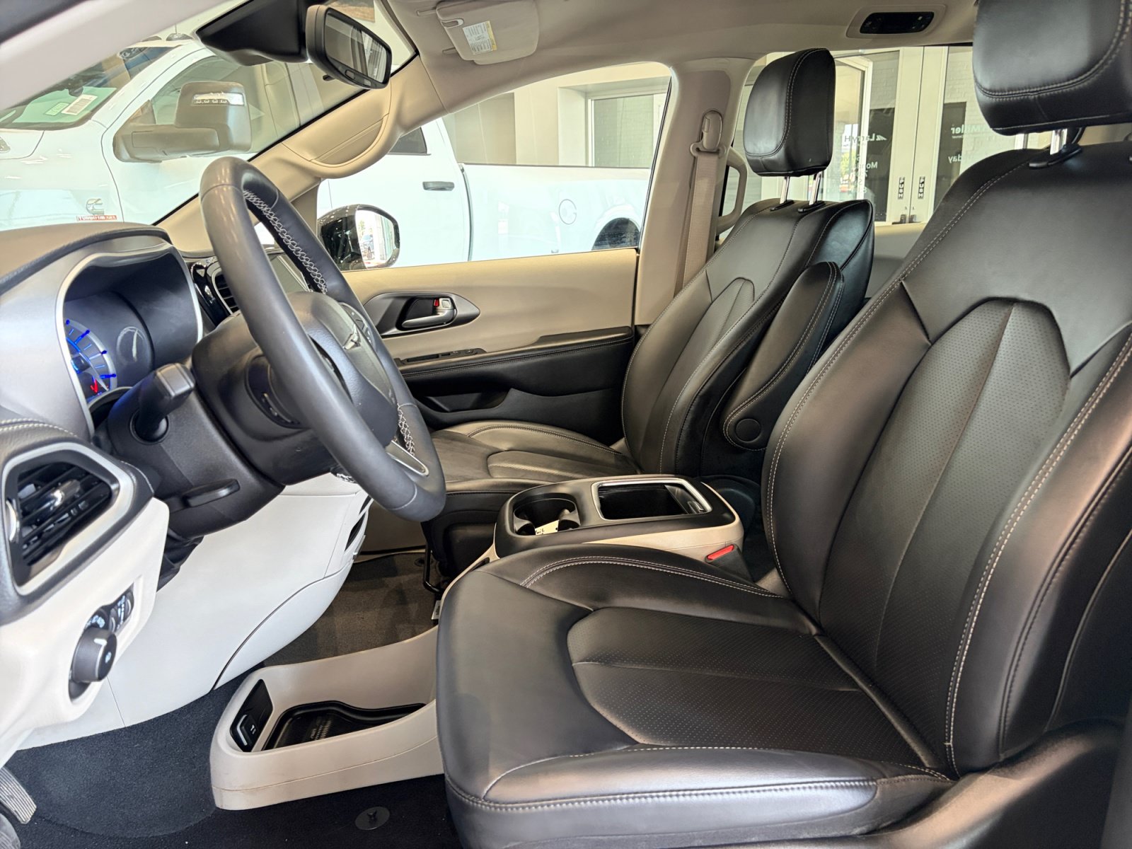 Used 2024 Chrysler Pacifica Limited FWD image 12