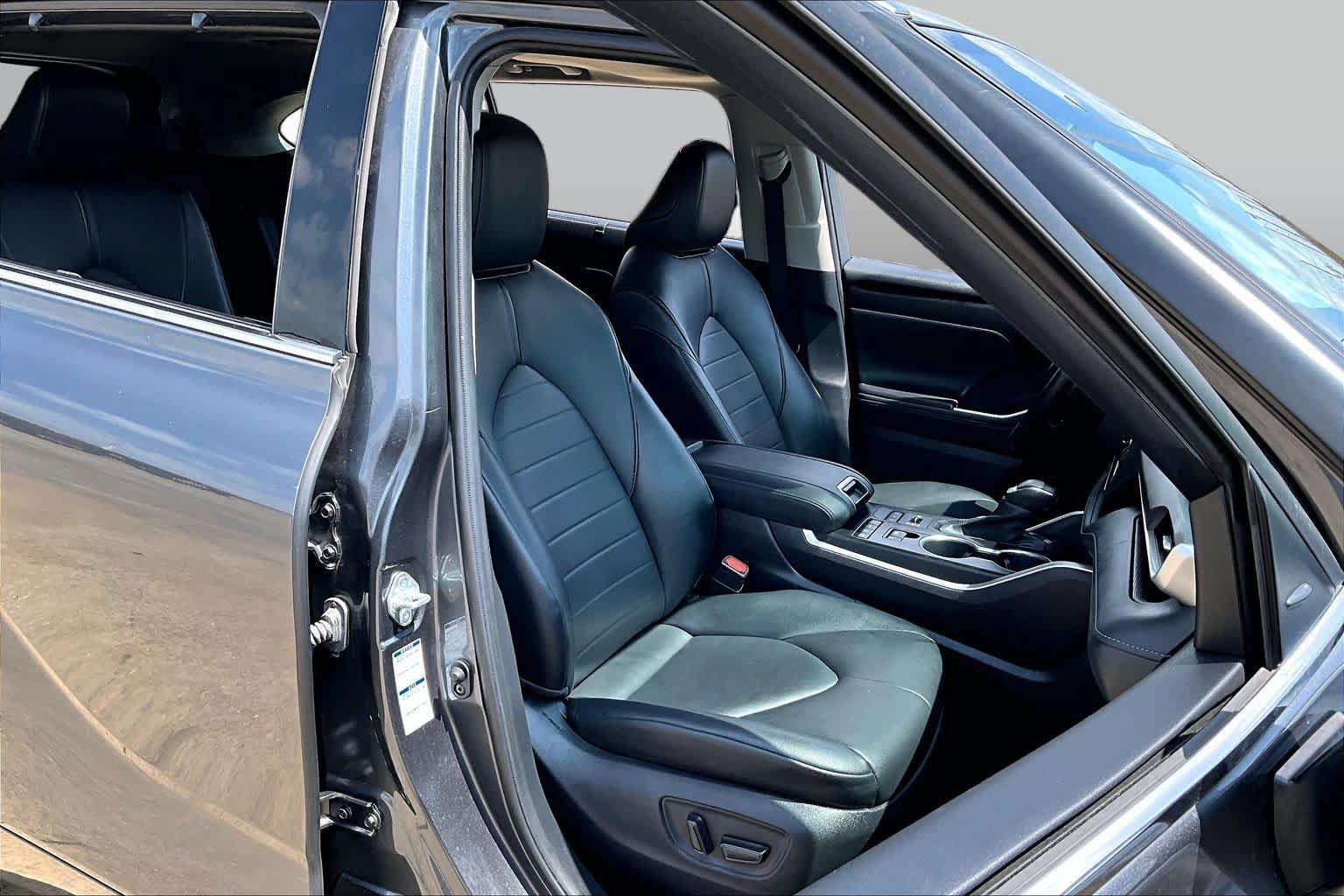 Used 2021 Toyota Highlander XLE AWD/4WD image 9