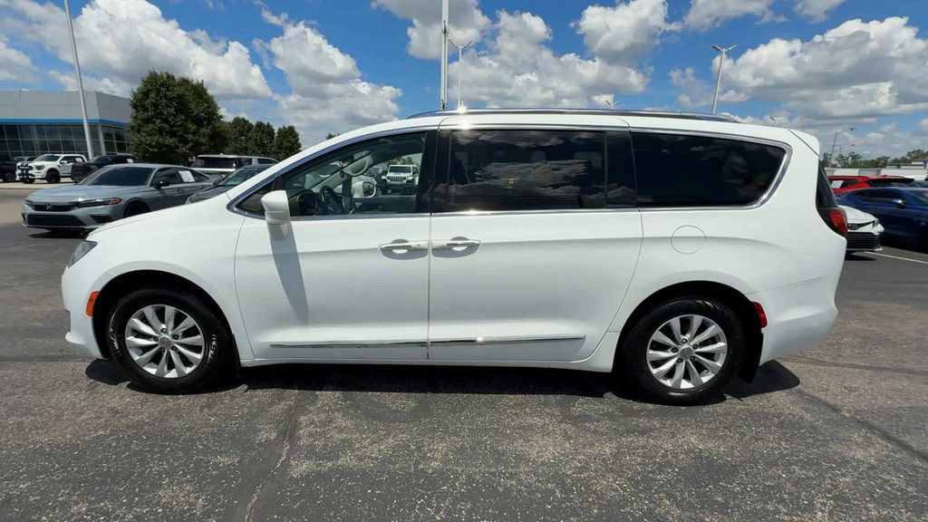 Used 2018 Chrysler Pacifica Touring-L FWD image 5