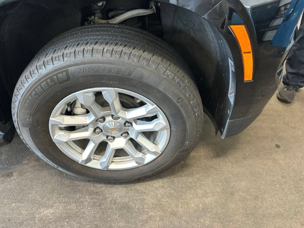 Used 2025 Chevrolet Suburban LT AWD/4WD image 2