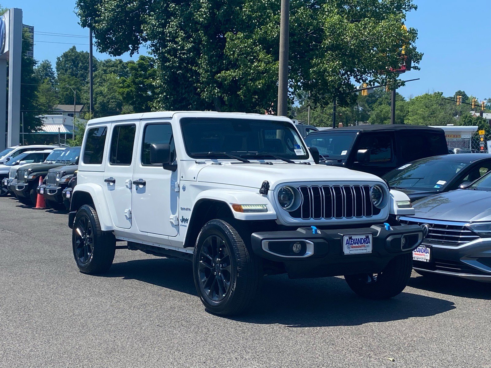 Used 2024 Jeep Wrangler Unlimited Sahara AWD/4WD image 1