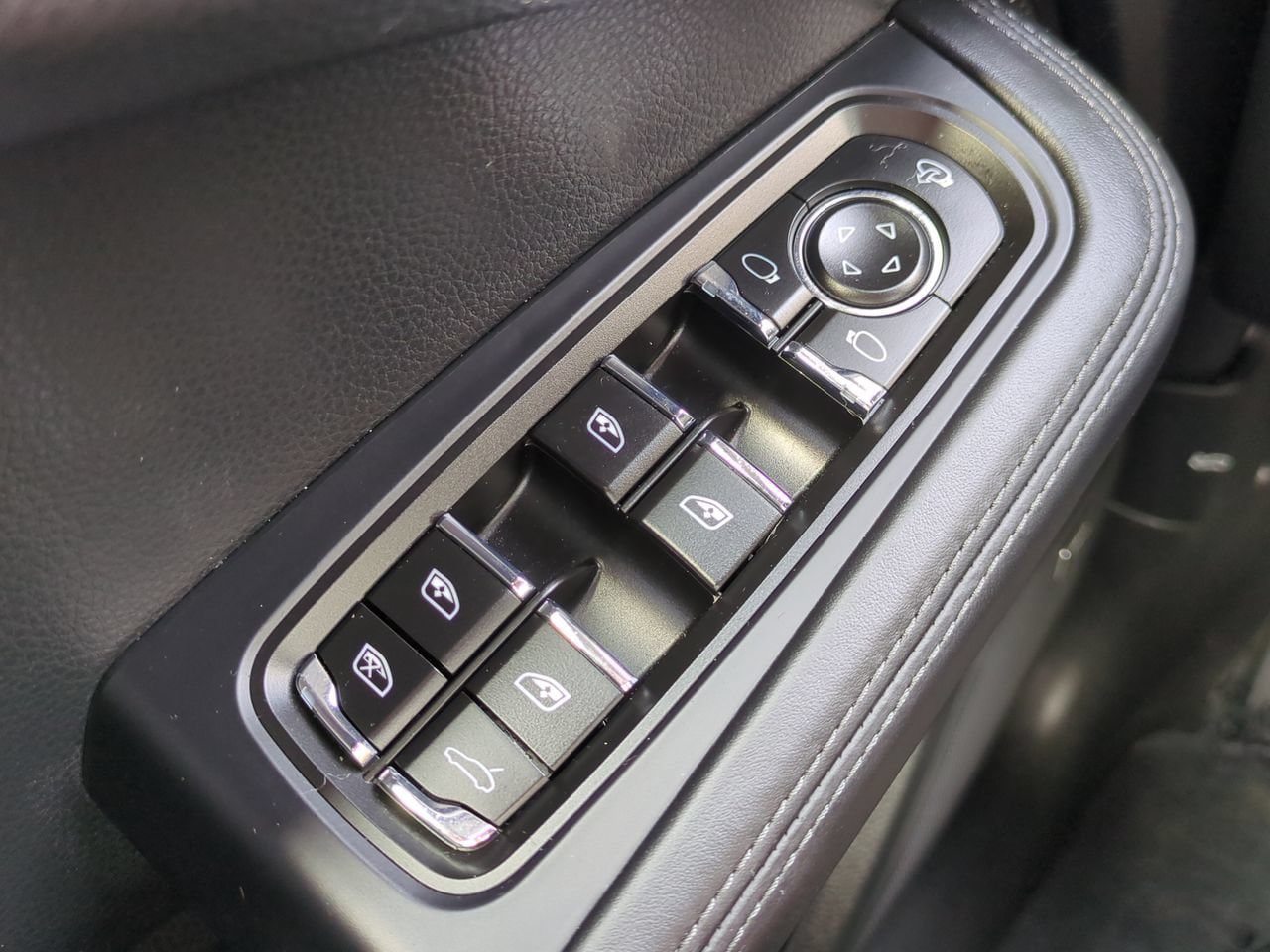 Used 2025 Porsche Macan AWD/4WD image 24