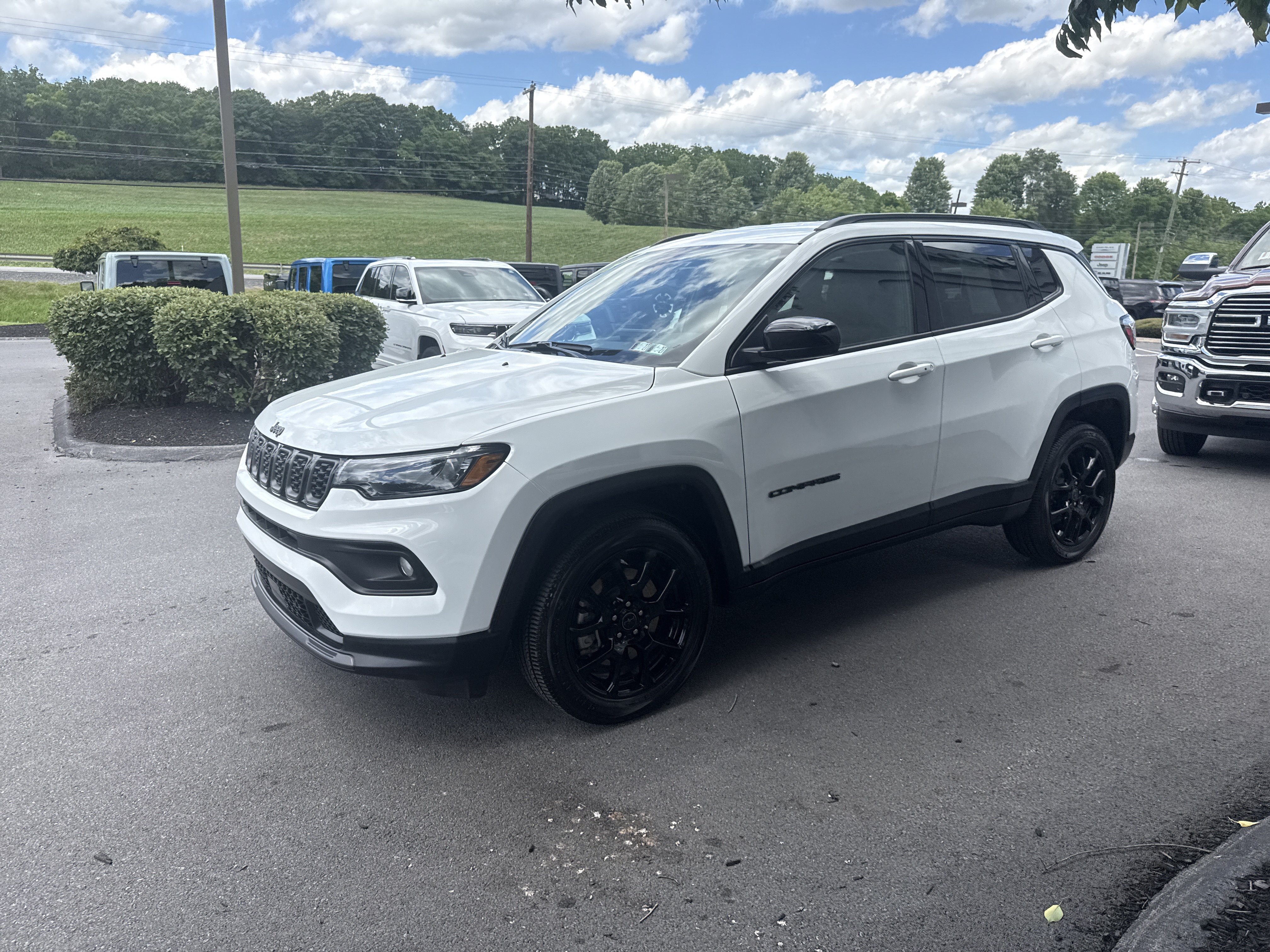 Used 2025 Jeep Compass Latitude w/ Convenience Group AWD/4WD image 8
