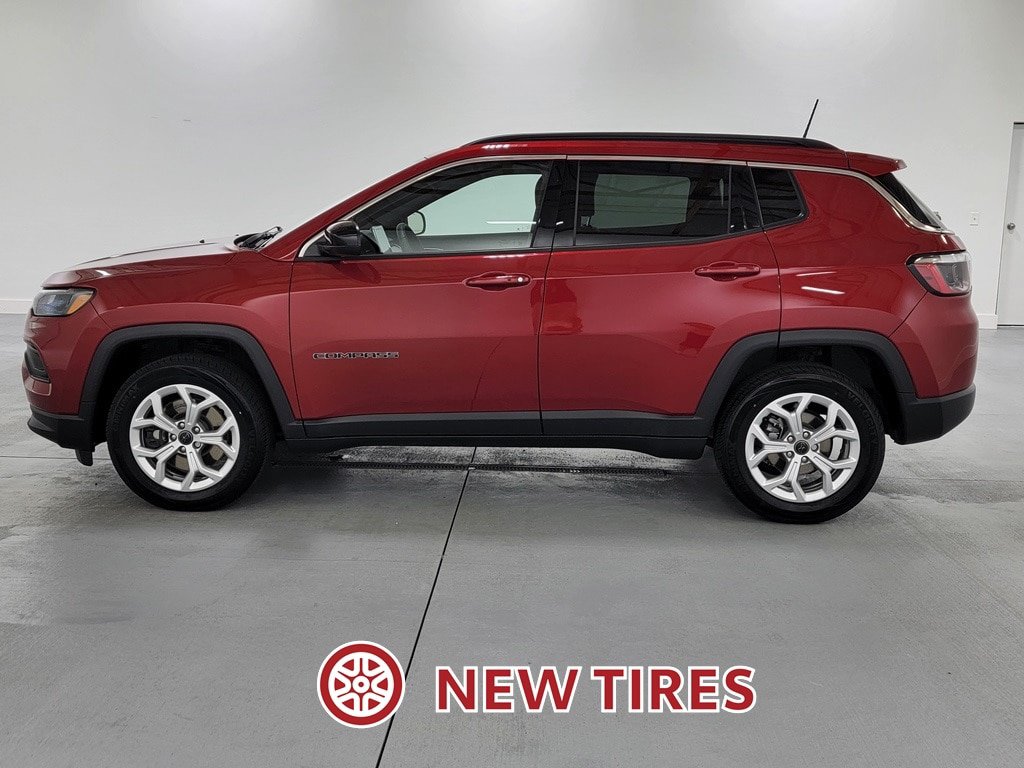 Used 2025 Jeep Compass Latitude AWD/4WD image 5