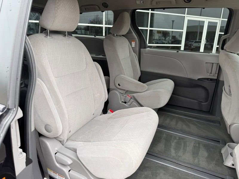 Used 2017 Toyota Sienna LE image 12