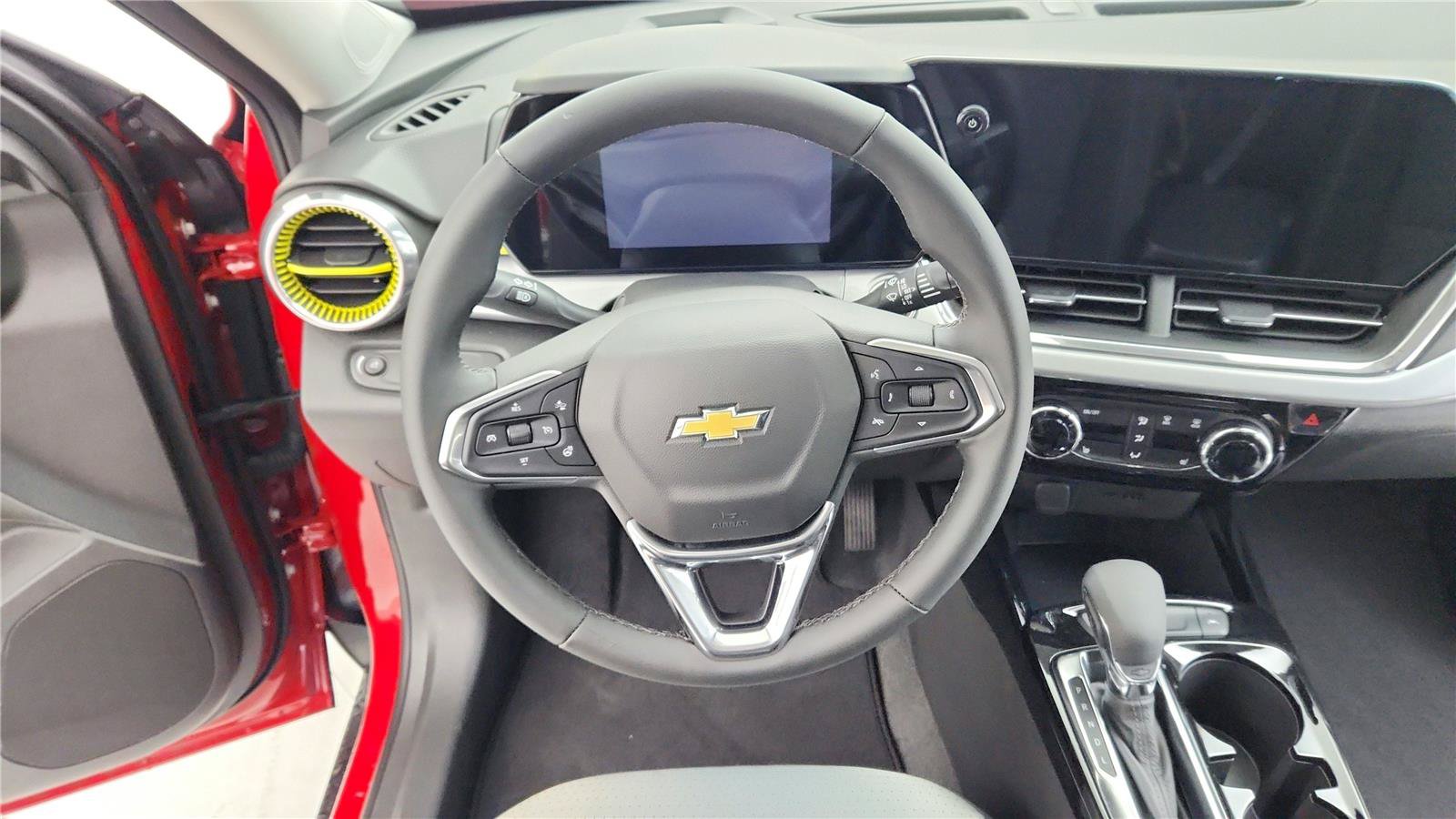 Used 2026 Chevrolet Trax LT w/ LT Convenience Package FWD image 14