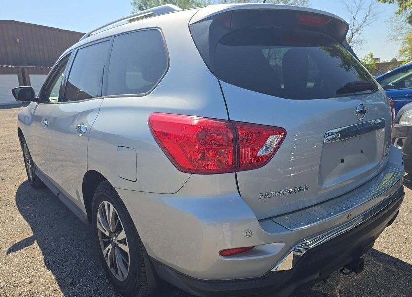 Used 2017 Nissan Pathfinder SL AWD/4WD image 2