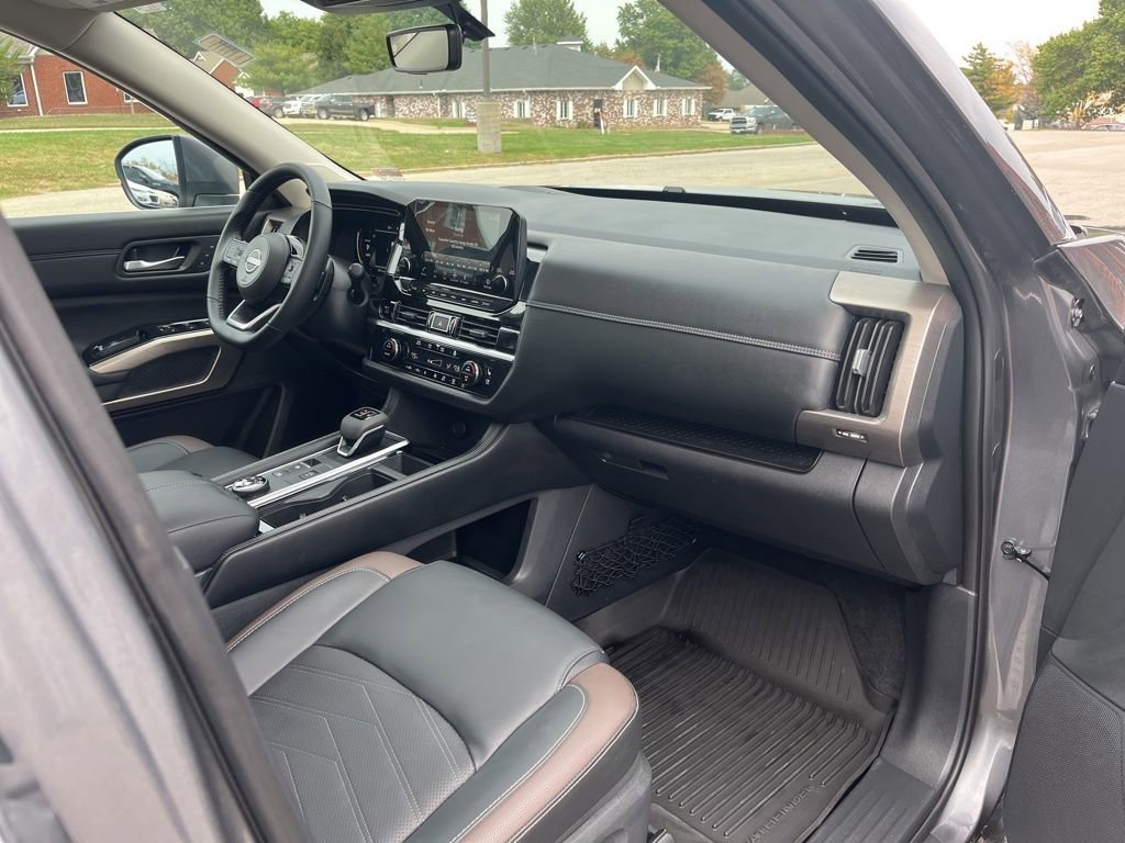 Used 2025 Nissan Pathfinder Platinum w/ Cargo Package image 26