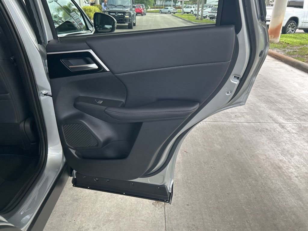 New 2025 Mitsubishi Outlander SE image 29