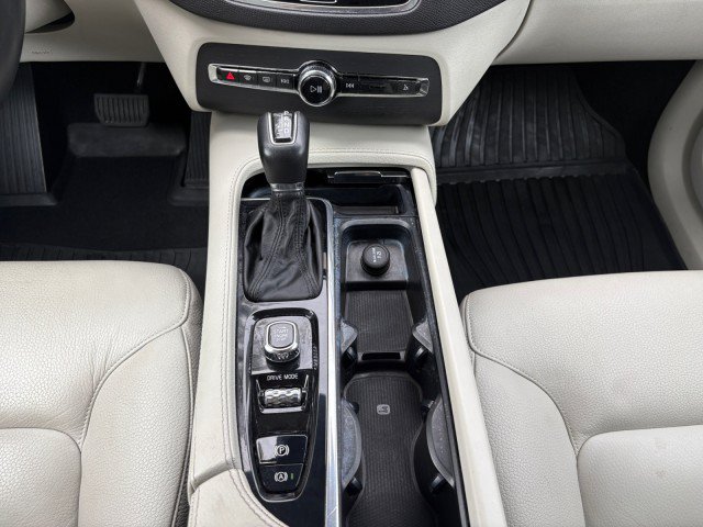 Used 2020 Volvo XC90 T6 Momentum w/ Protection Package Premier AWD/4WD image 10