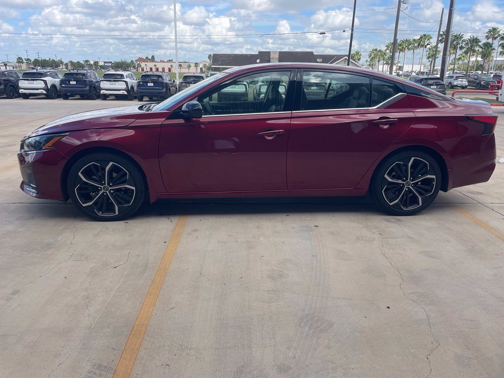 Used 2024 Nissan Altima 2.5 SR FWD image 2