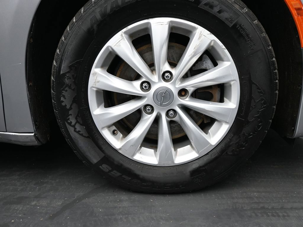 Used 2019 Chrysler Pacifica Touring-L image 10