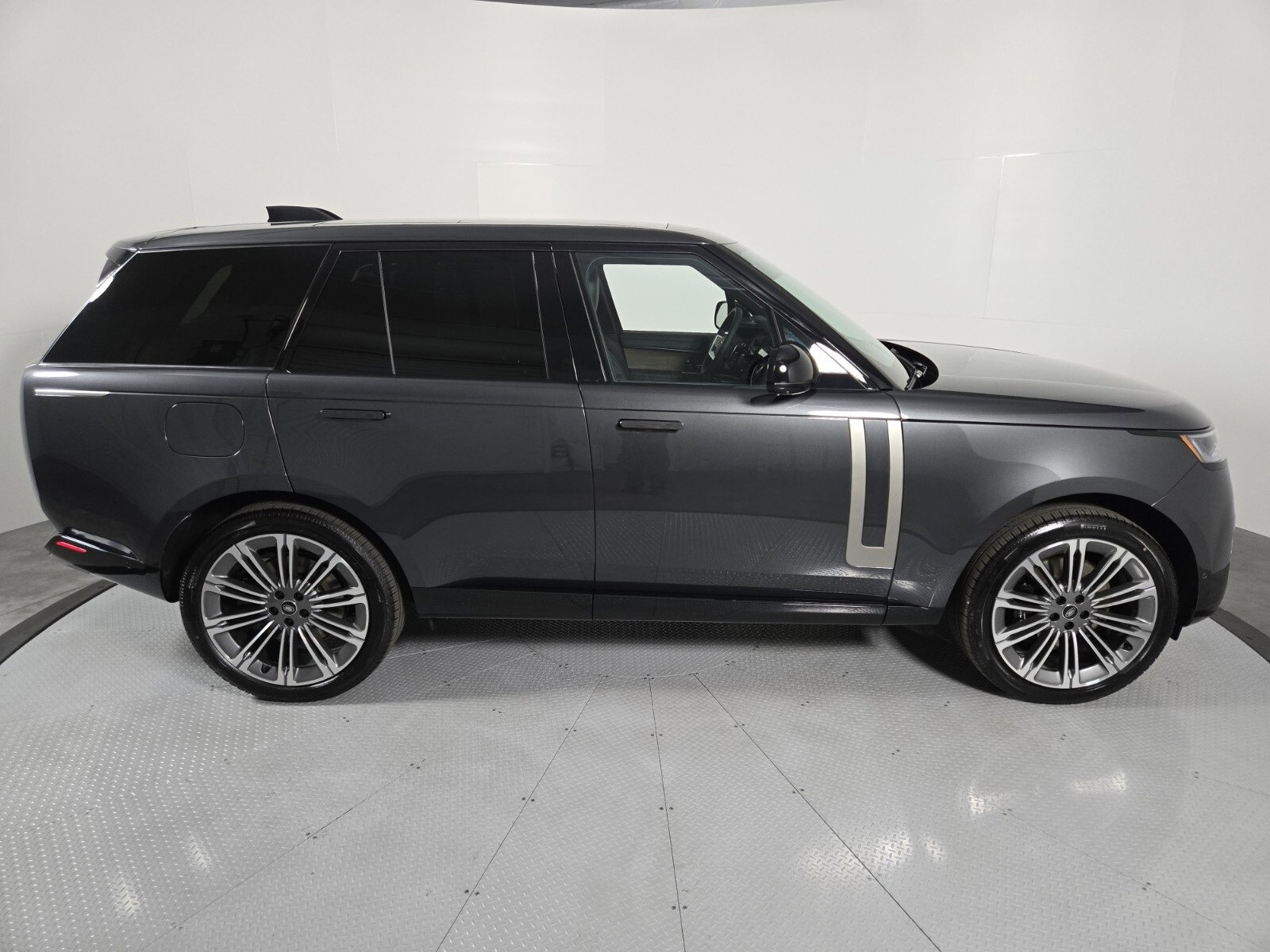 New 2025 Land Rover Range Rover SE image 16