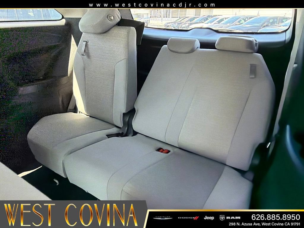 Used 2025 Toyota Sienna LE FWD image 35